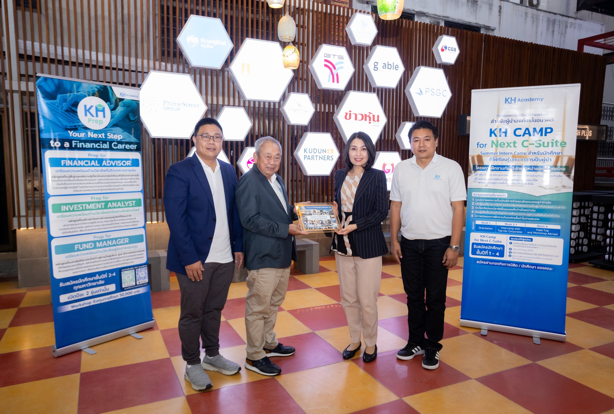 ผู้บริหารมอบของที่ระลึก ออพท์เอเชีย